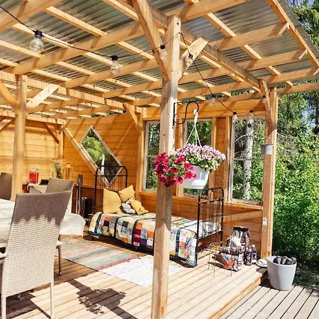 Yoevesi Atelier Home, Yoeveden Ateljeekoti 米凯利