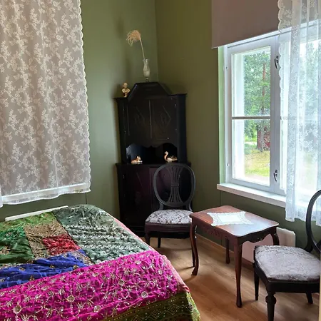 Yoevesi Atelier Home, Yoeveden Ateljeekoti 米凯利